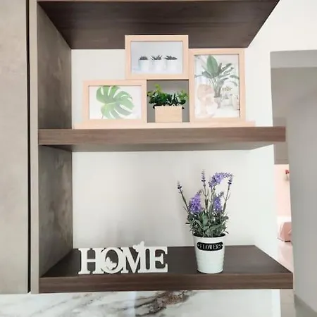 Lorenza Letting Two 마르사실로크